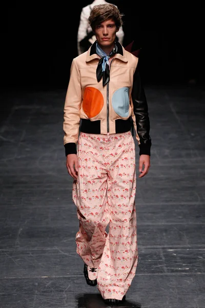 Look 16
